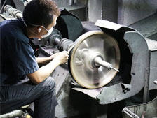 車間工程技術(shù)人員作業(yè)