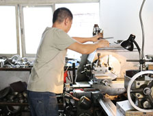 車間工程技術(shù)人員作業(yè)